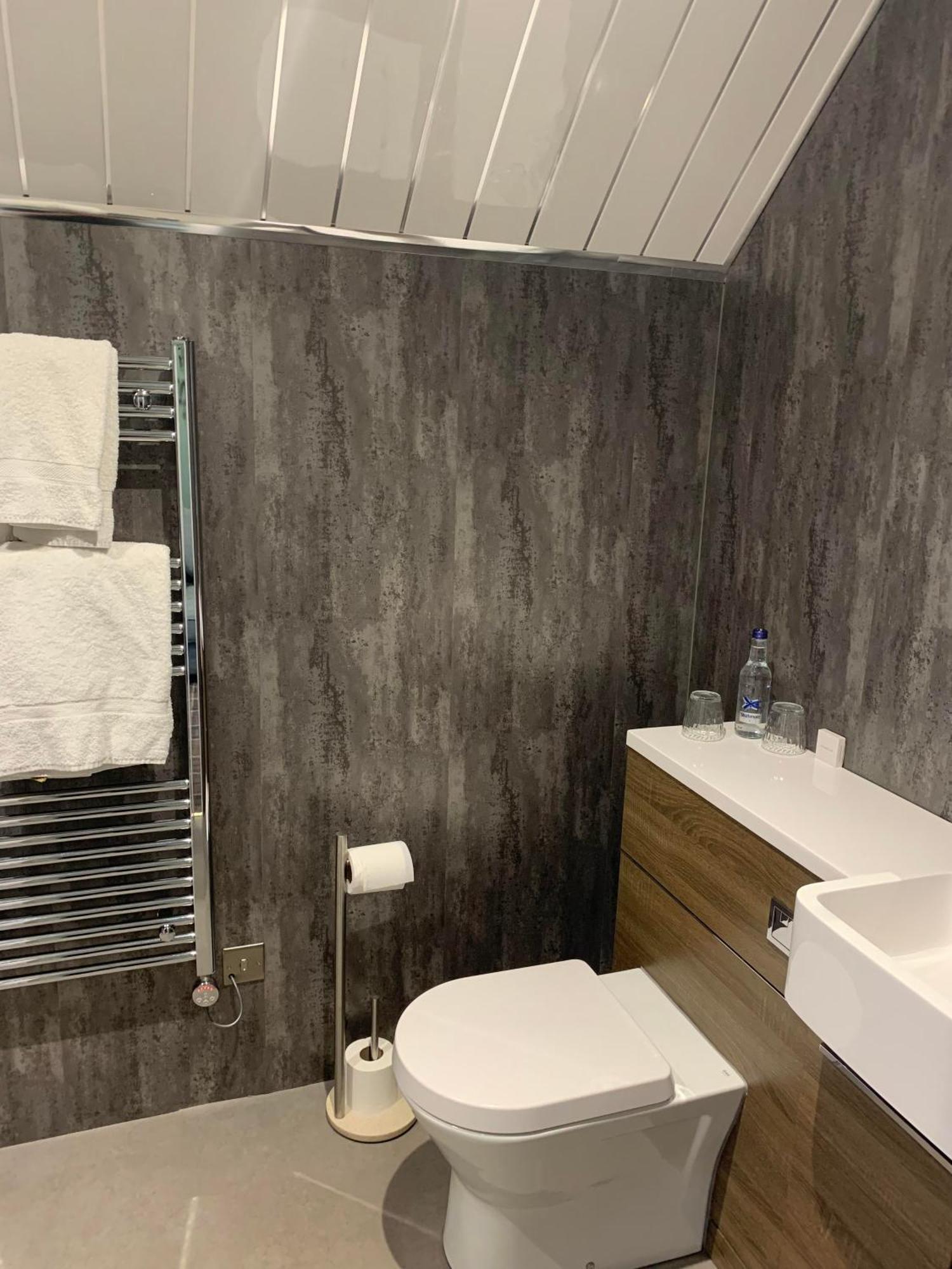 The Powfoot Hotel, Annan Luaran gambar