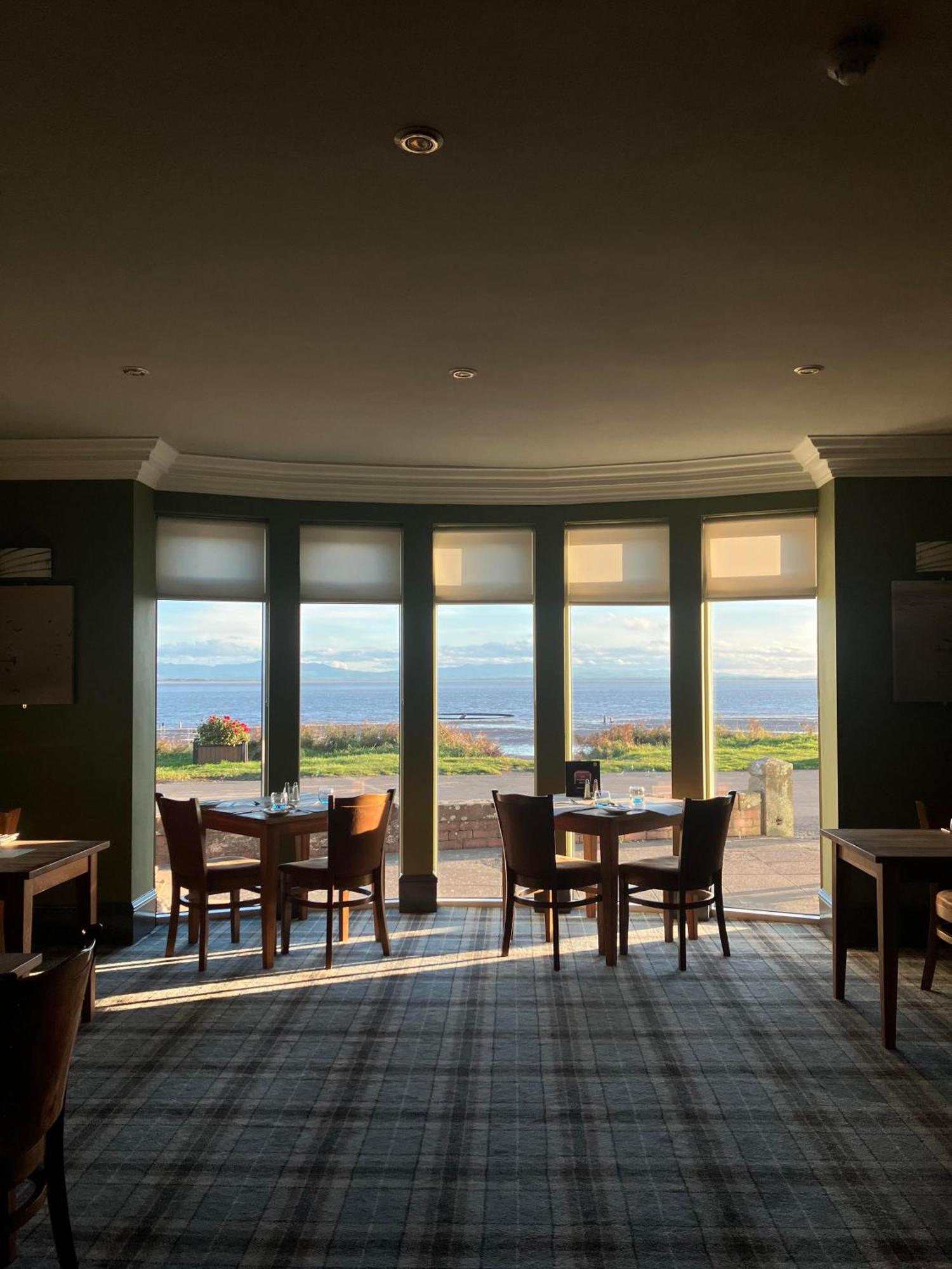 The Powfoot Hotel, Annan Luaran gambar