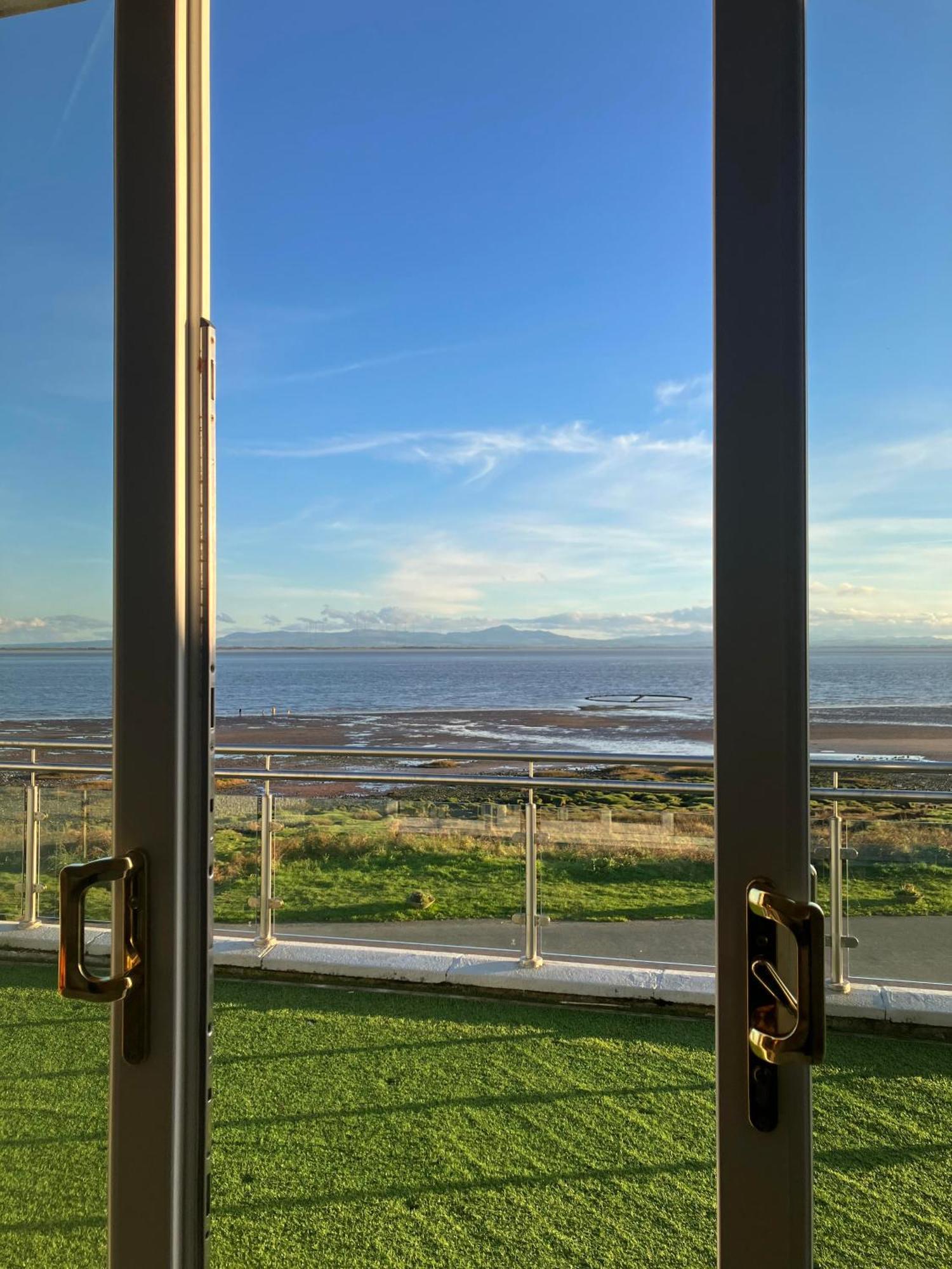 The Powfoot Hotel, Annan Luaran gambar